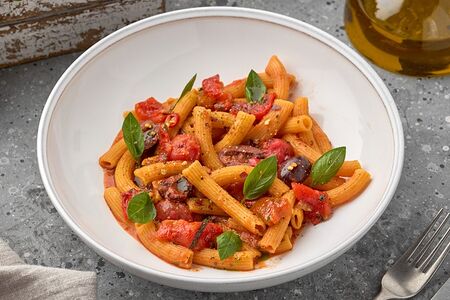 Маккерони Аррабиата с острым томатным соусом