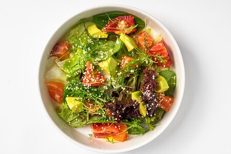 Салат с опаленным лососем