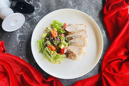 Индейка с салатом киноа и сливочно-кунжутным соусом