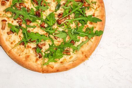 Сезонная пицца с лисичками