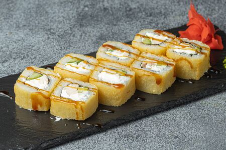Жареный ролл с курицей