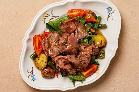 Салат с ростбифом, мини картофелем, болгарским перцем и стручковой фасолью