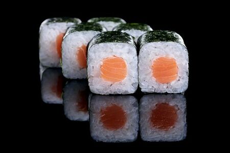 Ролл с копченым лососем