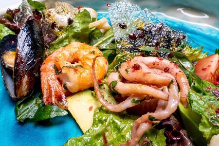 Теплый салат с морепродуктами
