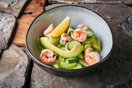 Бьюти-салат с авокадо и креветками