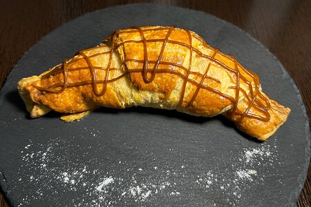Круассан с вареной сгущенкой