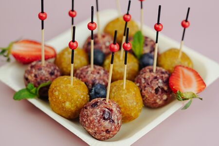 Бонбон с вишней и курагой