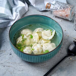 Пельмени с куриным бульоном и сметаной