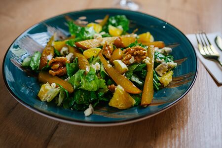 Салат с грушей и сыром дорблю