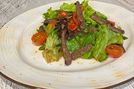 Салат с печеным перцем и говядиной