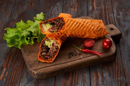 Шаурма с ягненком в сырном лаваше