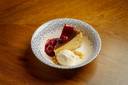 Баскский чизкейк с ягодным соусом