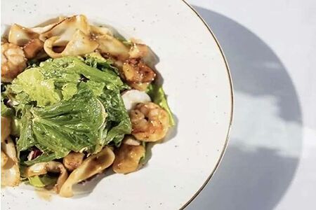 Тёплый салат с морепродуктами