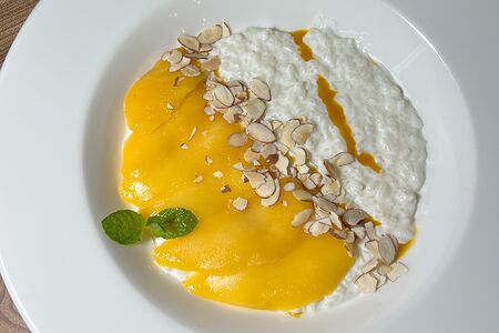 Каша овсяная с миндалем и манго