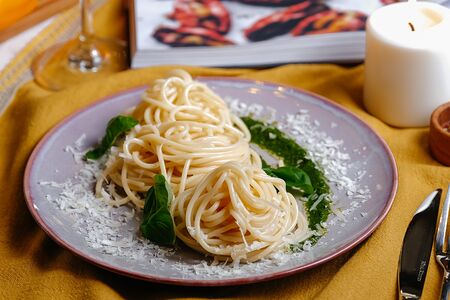 Спагетти с соусом песто и сыром пармезан