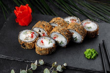 Жареный ролл Тобико