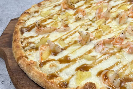 Пицца с ананасом и креветками