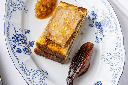 Monsieur фуа-гра с малиновым конфитюром