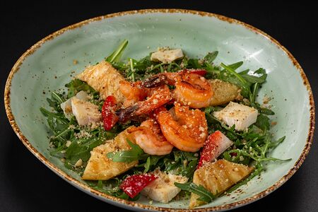 Салат с тигровыми креветками и ананасом