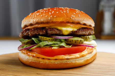 Бургер классический с котлетой из рубленой говядины