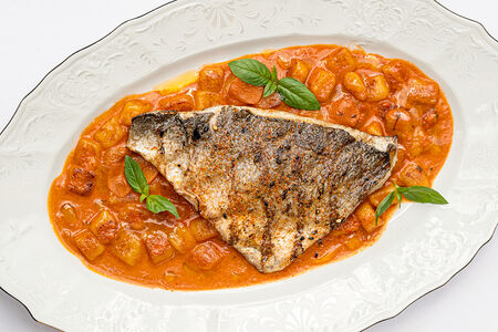 Дорадо гриль, ньокки и соус наполи