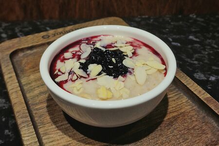 Овсяная каша с черничным конфитюром