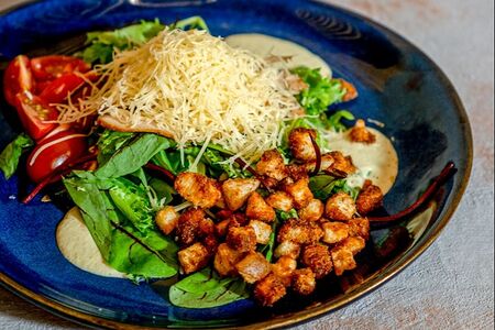 Салат Цезарь с семгой