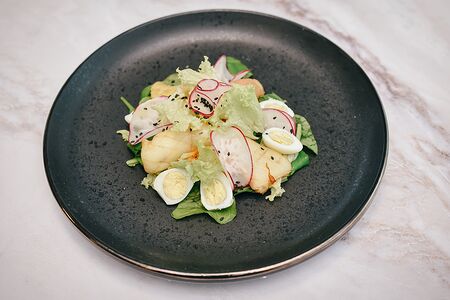 Салат с жаренным кальмаром