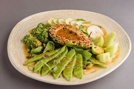 Зелёный салат из авокадо, стручкового горошка и огурца