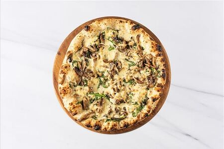 Пицца грибная с шпинатом и сырным соусом