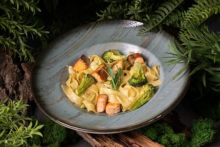 Паста с курицей и грибами