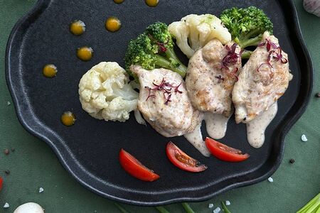 Куриная грудка с миксом брокколи и цветной капусты под ореховым соусом