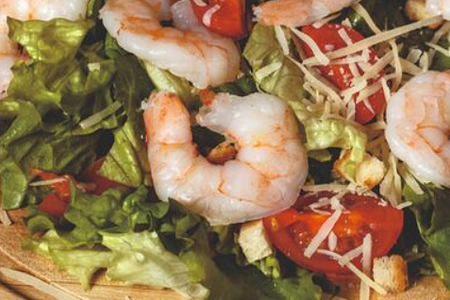 Салат Цезарь с креветкой