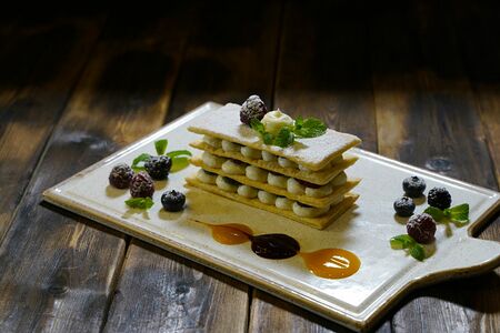 Мильфей с ягодами и кремом маскарпоне