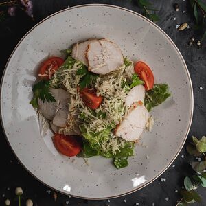 Салат Цезарь с курицей