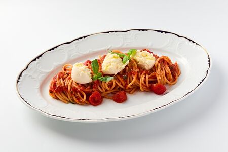 Спагетти с томатами и моцареллой