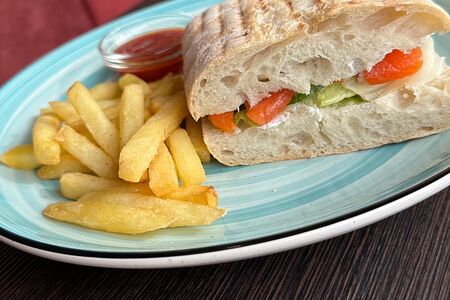 Сендвич с семгой на чиабатте