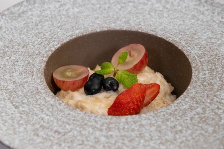 Овсяная каша со свежими ягодами