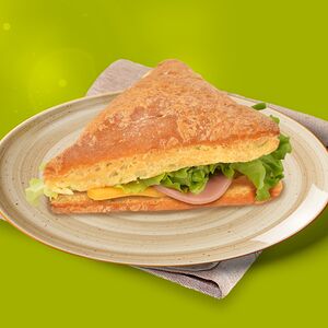 Сэндвич из слоеного теста с ветчиной