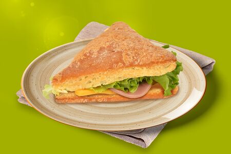 Сэндвич из слоеного теста с ветчиной