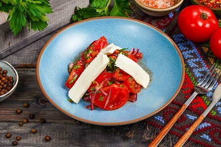 Помидоры с имеретинским сыром