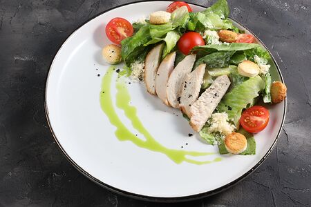 Салат Цезарь с курицей