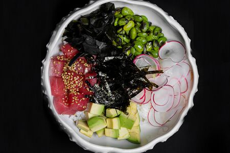 Поке с тунцом и соусом чили-манго