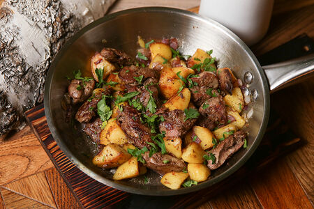 Куриная печень с жареным картофелем