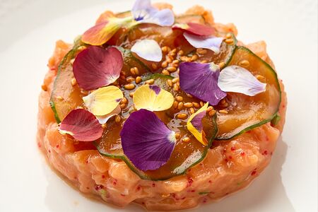 Тартар из лосося, чили, апельсин