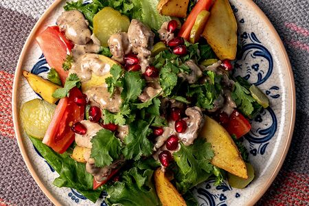 Салат с куриной печенью в сливочном соусе