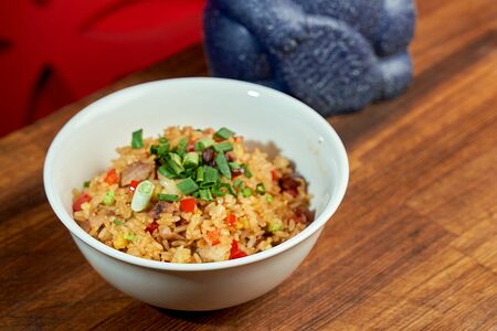 Рис жареный с курицей и кукурузой