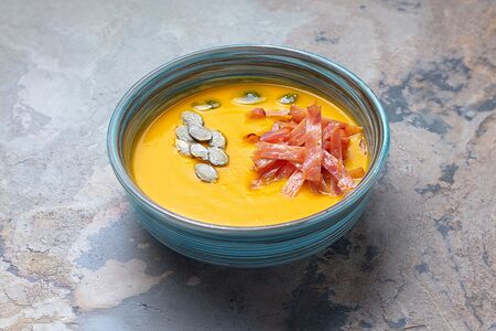 Крем-суп из тыквы с беконом из индейки