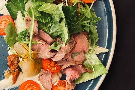 Салат с горгонзолой, ростбифом и грушей