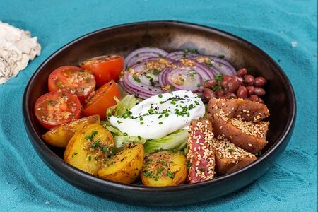 Салат с тунцом и яйцом пашот